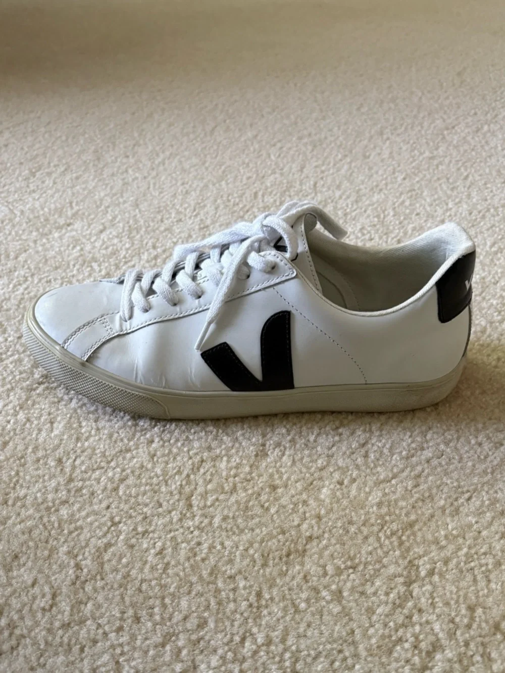 Veja Women’s Esplar Rubber-Trimmed Leather Sneakers. Size 9. - Picture 9 of 11